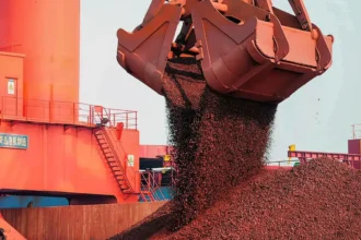 China advierte sobre especulación que distorsiona precios del mineral de hierro global