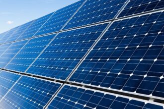 China avanza en energía renovable con su primera planta solar flotante en el mar