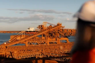 China congela envíos de mineral BHP: tensiones en mercado global.