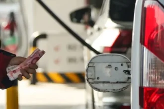 China limita alza de precios en gasolina y diésel para proteger consumidores