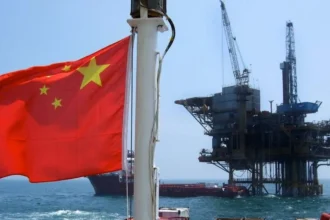 China modera alza del combustible y limita el ajuste pese al salto del petróleo