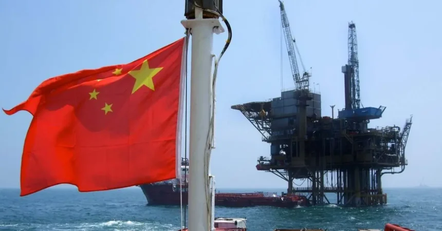 China modera alza del combustible y limita el ajuste pese al salto del petróleo