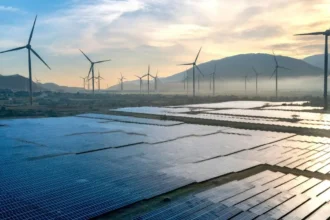 China quiere usar 253 GW solares contra la desertificación: qué hacen realmente las plantas con sales fundidas en el desierto