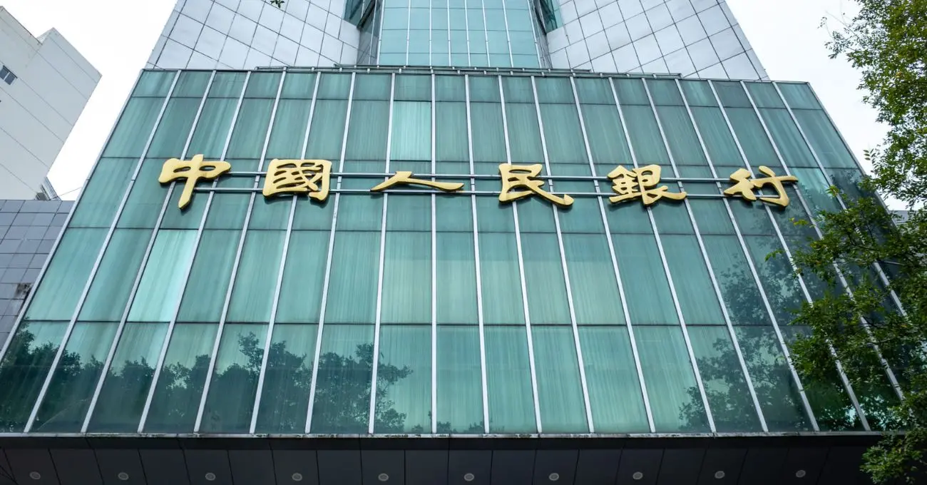 China refuerza sus reservas: el banco central extiende a 15 meses la compra de oro pese a la pausa del rally