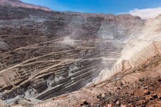 Chuquicamata reduce 40% de emisiones de CO2 con innovador amonio blue en explosivos, avanzando hacia la meta de Codelco de descarbonización para 2030