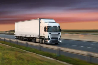 Científicos estadounidenses diseñan la primera autopista que carga de forma inalámbrica camiones eléctricos en movimiento