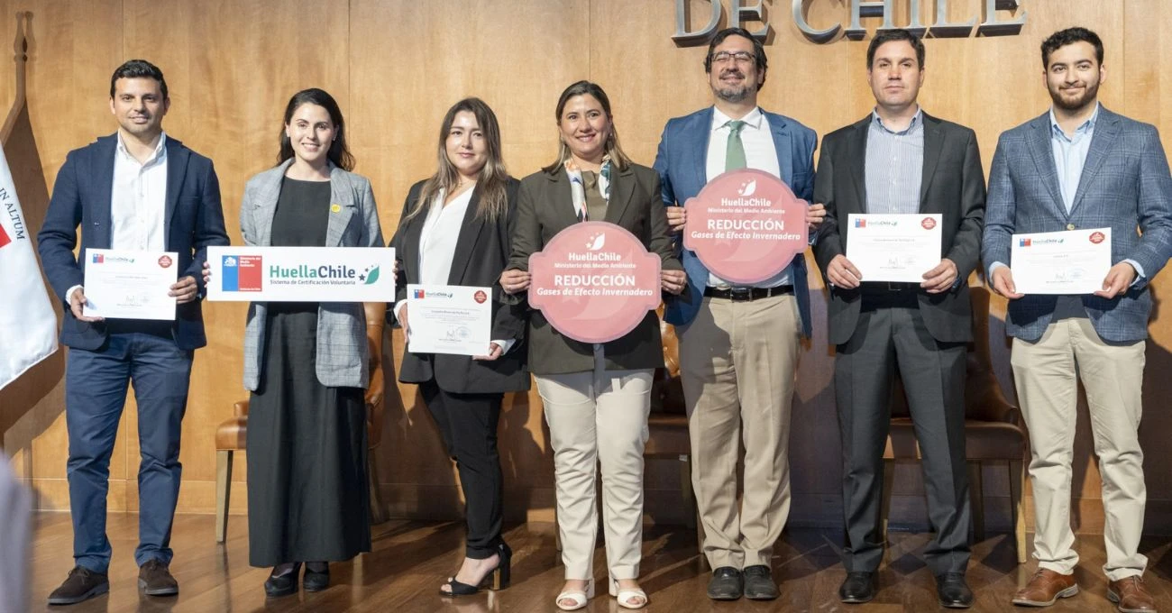 CMP recibe nuevamente sellos huella chile por su gestión ambiental sostenible