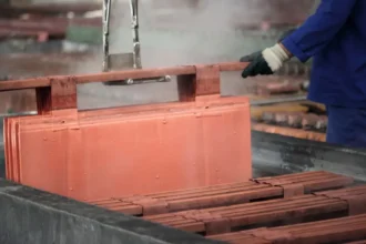 Cobre alcanza récord histórico impulsado por electrificación y tensiones en el mercado global