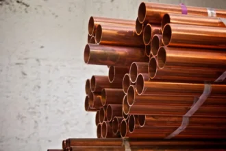 Cobre baja levemente pero se encamina a su mayor alza anual desde 2009