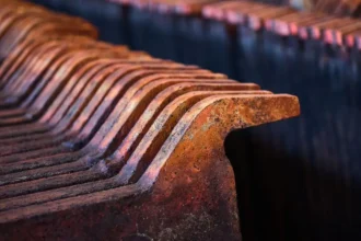 Cobre cae 0,4% desde su récord de US$13.407: la señal china que enfrió a los metales base