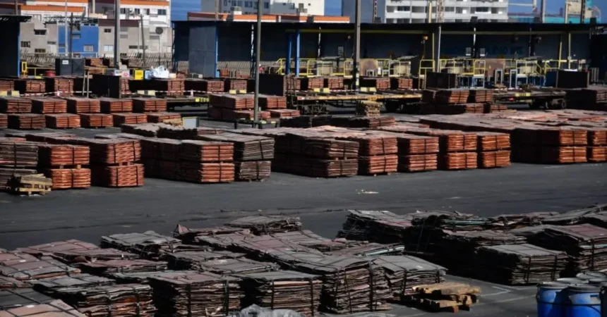 Cobre en mínimos del año: Conflicto en Medio Oriente y dólar afectan precio