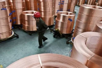 Cobre refinado en China: producción apunta a 1,2 millones de toneladas en marzo y engorda inventarios tras el rally de enero