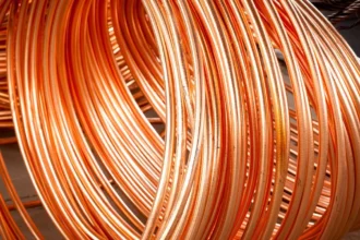 Cobre retrocede desde máximos de varias semanas por presión del dólar e incertidumbre geopolítica