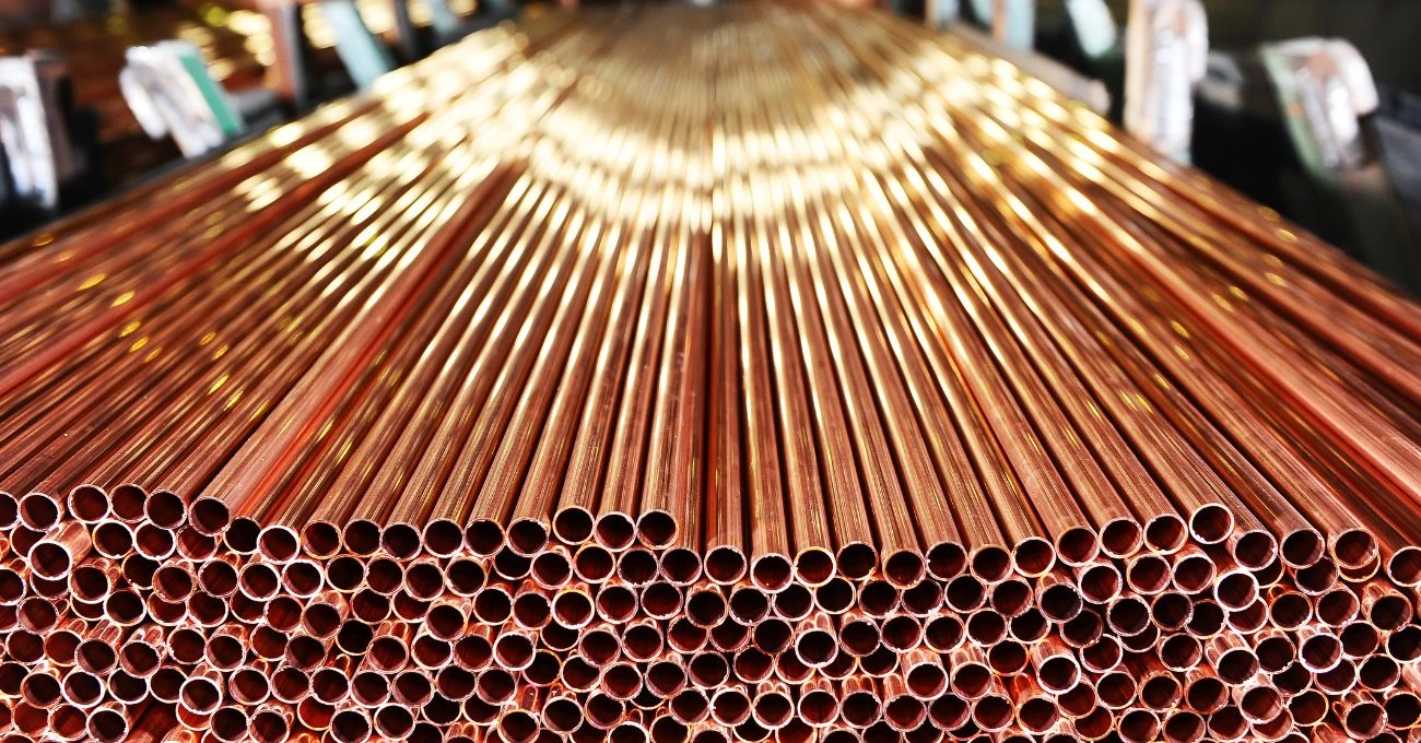 Cobre se acerca a máximos históricos ante señales de acuerdo entre EE.UU. y China y disrupciones en la oferta global