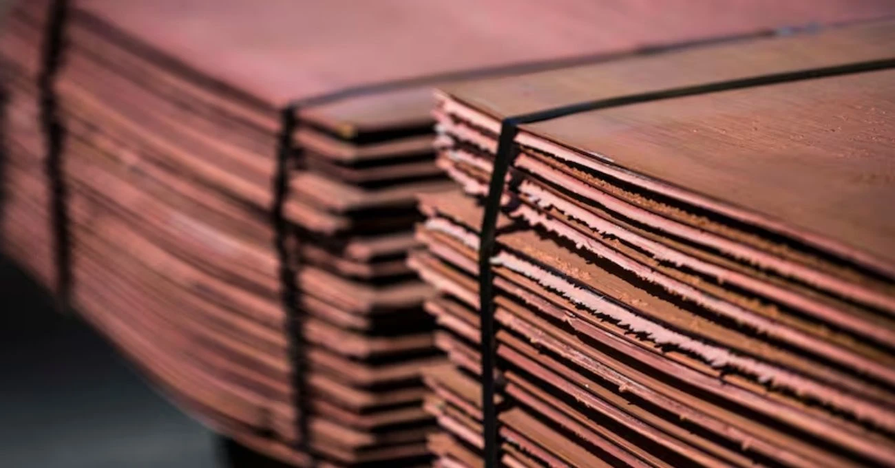 Cobre sigue a la baja por dólar fuerte y caída en mercados globales