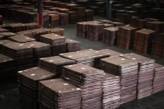 Cobre sube más de 1% tras señales de desescalada en Irán y mejora de la demanda en China