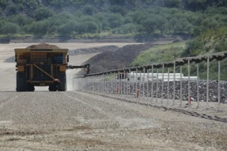 Codelco testeará innovador sistema de CAT para transferir energía eléctrica a camiones en movimiento