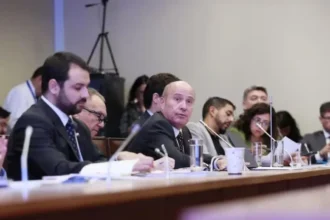 Combustibles en Chile: Comisión aprueba medidas paliativas con bono y abre debate por costo fiscal de US$140 millones semanales