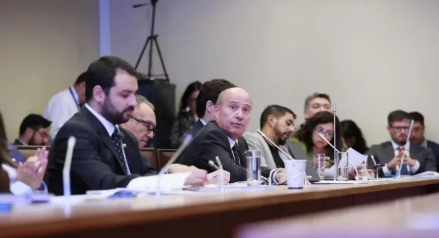 Combustibles en Chile: Comisión aprueba medidas paliativas con bono y abre debate por costo fiscal de US$140 millones semanales