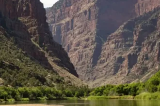 Cómo un río parece ir “cuesta arriba”: el Green atravesó una cordillera de 50 millones de años y dejó un cañón de 700 metros