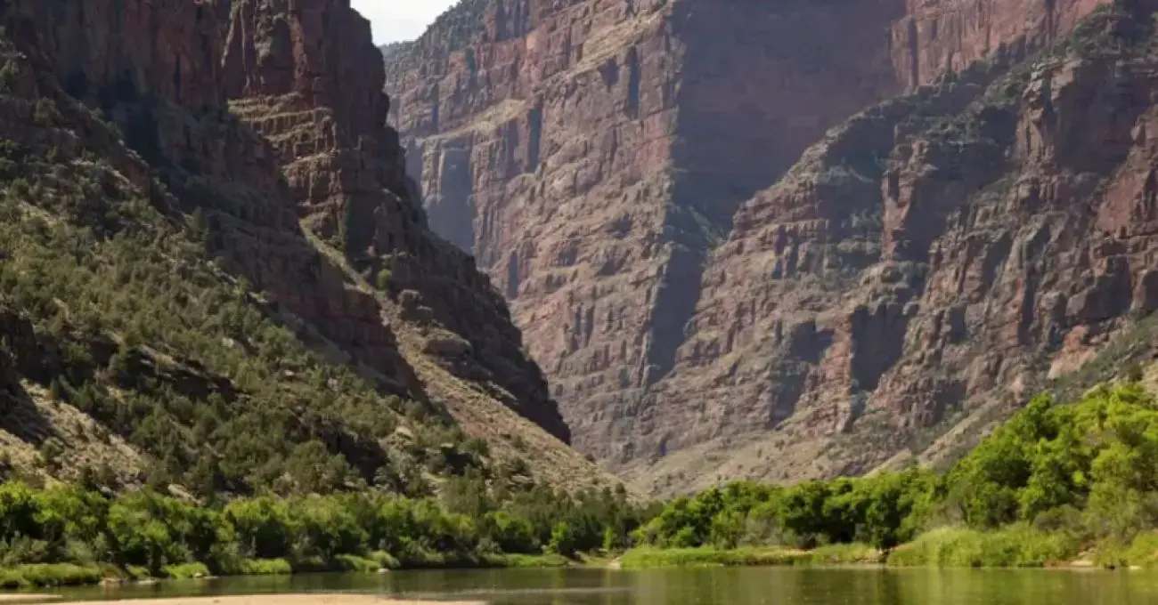 Cómo un río parece ir “cuesta arriba”: el Green atravesó una cordillera de 50 millones de años y dejó un cañón de 700 metros