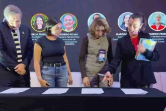 Compromiso Minero firma acuerdo con SLEP de Atacama y Huasco para entregar libros educativos sobre minería