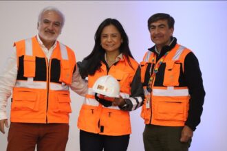 Con el hito simbólico de traspaso de casco, Claudia Domínguez asume la gerencia general de División Radomiro Tomic