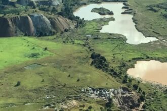 Conflictos legales en Manono por litio desatan tensiones geopolíticas regionales.
