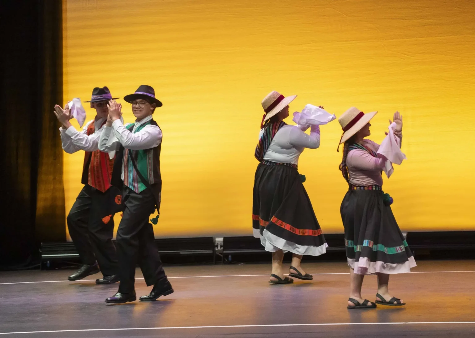 Conjunto folclórico “Flor en la Arena” del Liceo de Pica representó a Tarapacá en encuentro escolar de danza nacional