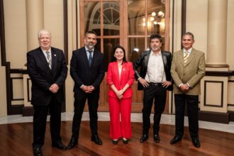 Corporación Cultural de Iquique y Collahuasi lanzan libro sobre emblemática restauración del Teatro Municipal en 1987