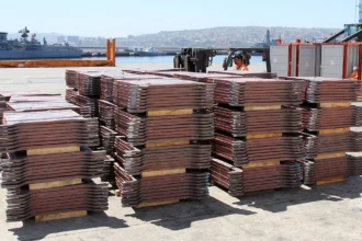 Costos de producción del cobre suben 18%: el flanco diésel que golpea a los rajos en Chile