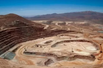 Crisis en Irán amenaza mercado del cobre y profundiza déficit proyectado al 2026