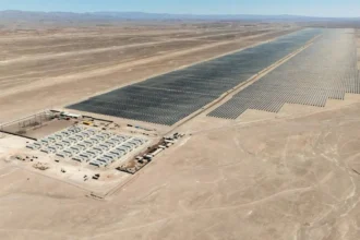 Crisis energética impulsa récord global en energía solar y almacenamiento con baterías
