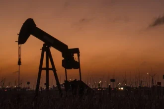 Crisis energética mundial: bloqueo en Ormuz causa caída histórica en producción petrolera