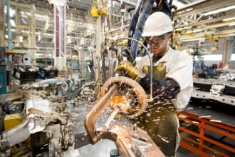 Crisis industrial en Argentina: aumentan despidos y recortes de jornadas laborales