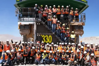 Cummins implementa primer camión minero híbrido comercial de 300 toneladas en mina de cobre en Chile
