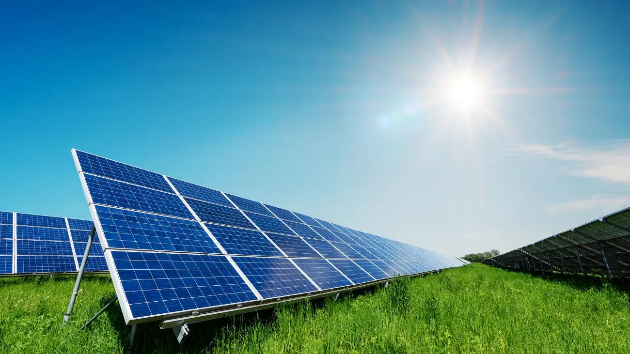 Descubre la tecnología que reemplaza los paneles solares: produce el doble de energía a menor costo