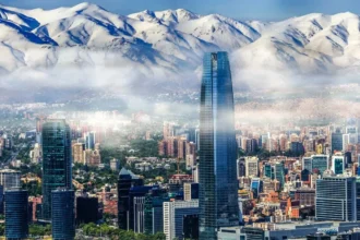 Desempleo en Chile baja a 8,0% y la RM marca 8,6%: los rubros que empujaron el empleo y la señal de la informalidad