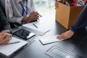 Desempleo extranjero cae a 7,7% en Chile y el sector que más incidió en el repunte del empleo
