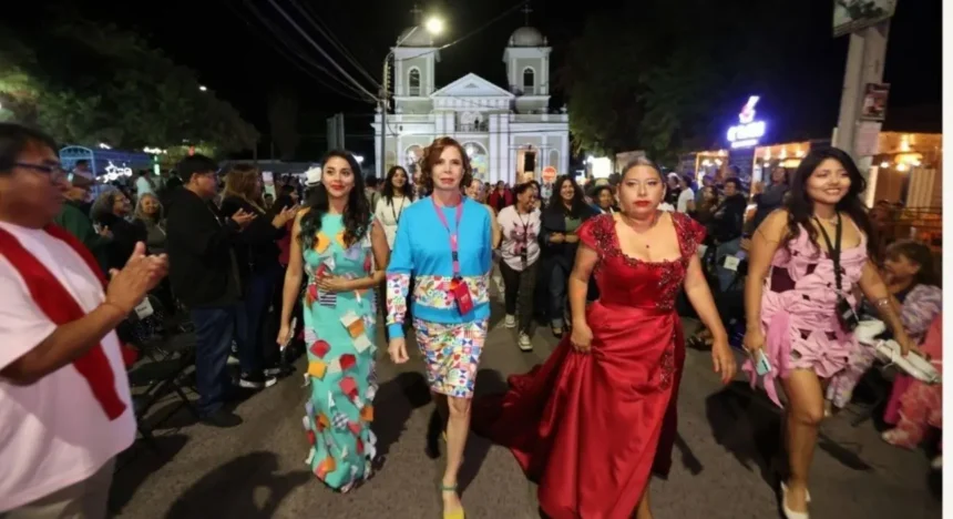 Desfile internacional de moda circular reúne en Pica a diseñadores de tres países y a Ágatha Ruiz de la Prada