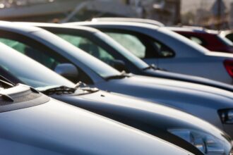 Desmintiendo mitos: eficiencia de autos automáticos y eléctricos en Chile