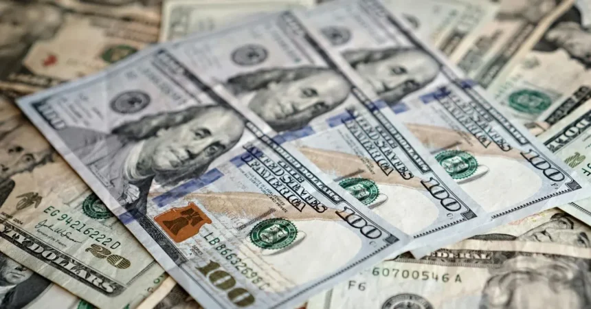 Dólar abre a la baja con Brent hundiéndose 6% y cobre en US$5,54: la señal externa que alivió al peso chileno