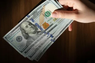 Dólar abre cerca de $890 y el Brent rebota 2% antes del IPC de EE.UU.: el dato que sigue tensionando al peso chileno
