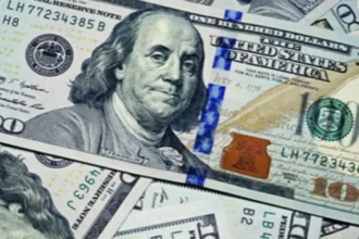 Dólar abre cerca de $940 y vuelve a tensionar al mercado: la prórroga sobre Irán no alcanza y China abre otro frente con EE.UU.