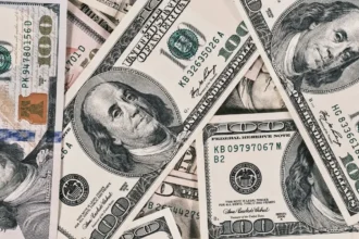 Dólar abre con baja de $6,8 y vuelve a $926 mientras el mercado reacciona a un posible giro de Trump sobre Ormuz