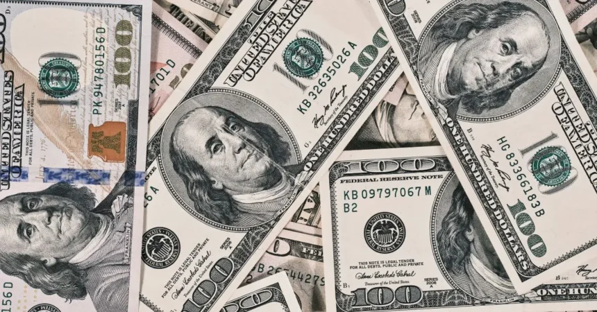 Dólar abre con leve baja antes de la Fed y tras el PIB de 2,5% en 2025: el superávit externo que suma una señal para Chile