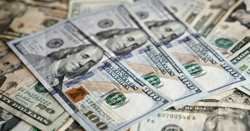 Dólar abre en $899,7 y el Brent vuelve sobre US$100: qué reactivó la presión sobre el peso chileno