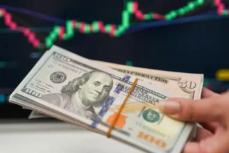 Dólar abre en $900,58 y vuelve sobre los $900 mientras el cobre cede y el petróleo ronda US$100