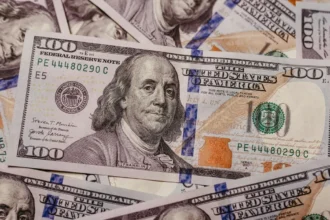 Dólar abre en $910,6 antes de la Fed: qué está mirando el mercado tras la sorpresiva alza de tasas en Australia