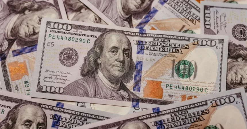 Dólar abre en $910,6 antes de la Fed: qué está mirando el mercado tras la sorpresiva alza de tasas en Australia